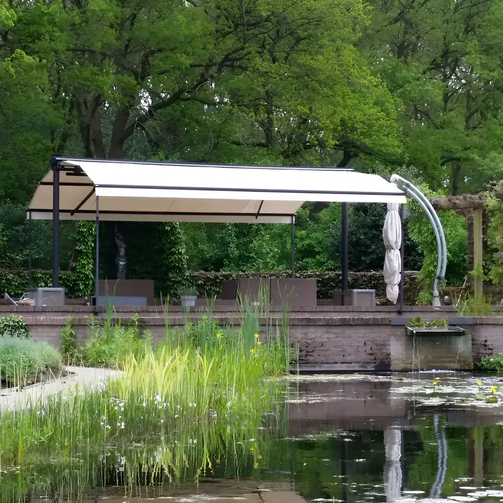 Vrijstaand zonnescherm bij vijver in Mildam door Veldman Zonwering