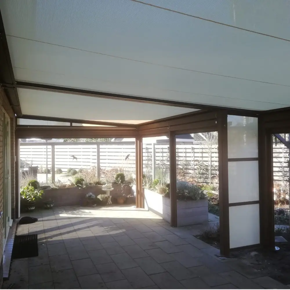 Veldman Zonwering textieloverkapping met beschutte zijwanden in Donkerbroek