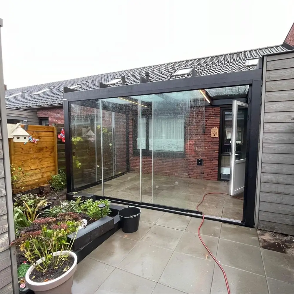 Glazen tuinkamer met schuifwanden geplaatst door Veldman Zonwering in Heerenveen