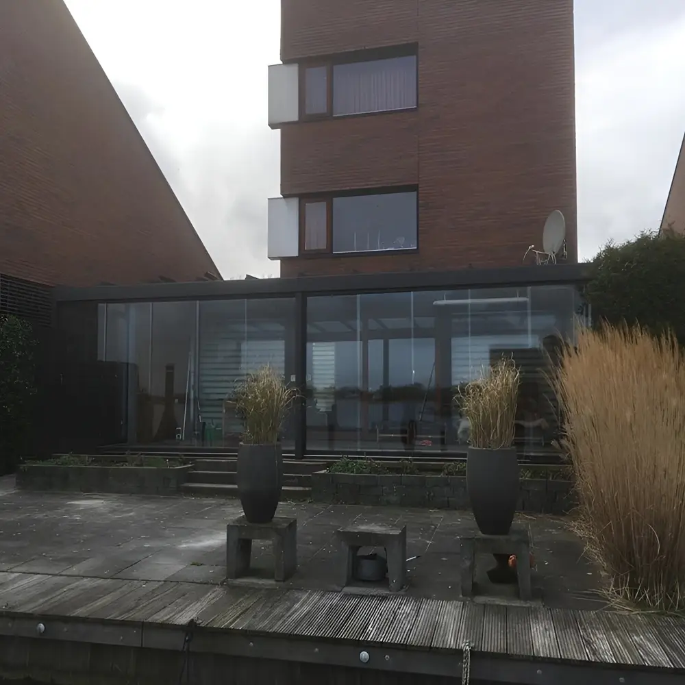 Veldman Zonwering glazen tuinkamer aan een terras bij woning in Leeuwarden