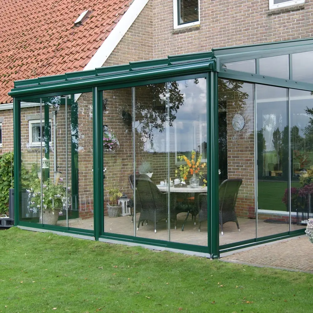 Glazen tuinkamer geplaatst door Veldman Zonwering aan een woning met uitzicht op de tuin