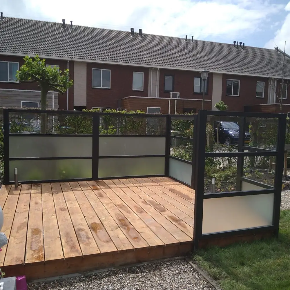 Houten terras met mat en helder glazen windscherm in Leeuwarden door Veldman Zonwering
