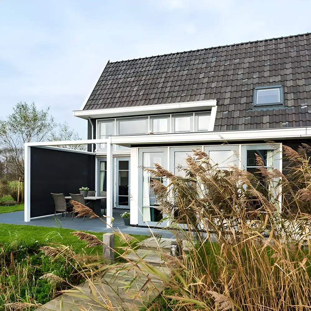 Tuinoverkapping met screens bij woning in Giethoorn