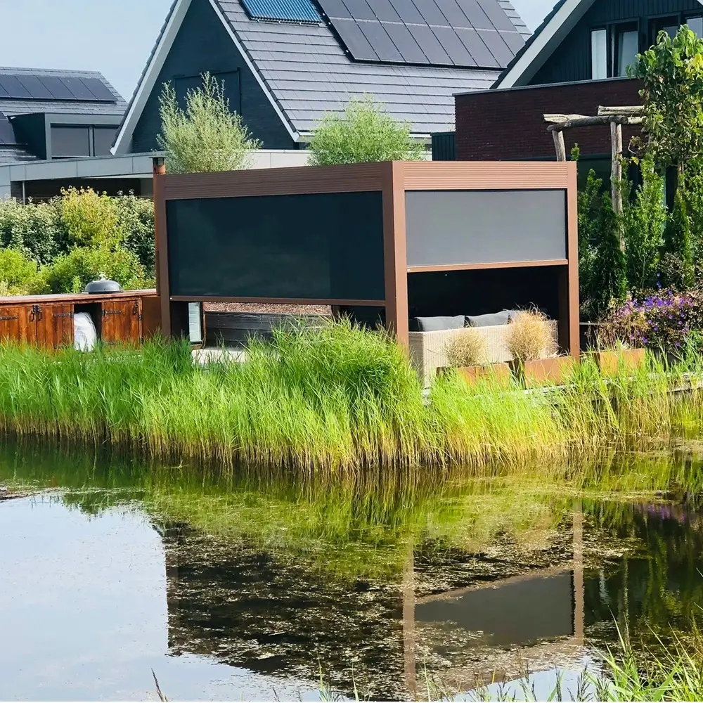 Lamellen overkapping in Boornbergum aan het water geplaatst door Veldman Zonwering