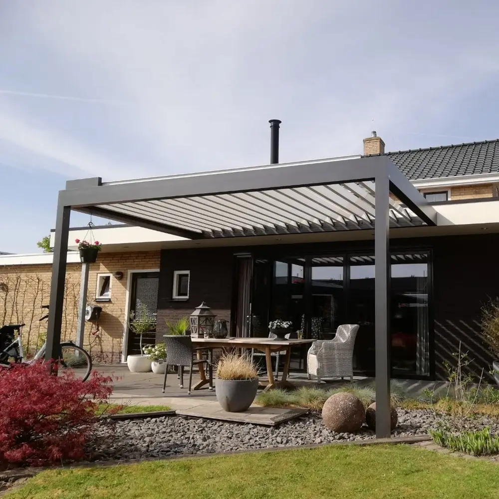 Lamellen overkapping gerealiseerd door Veldman Zonwering in Surhuisterveen